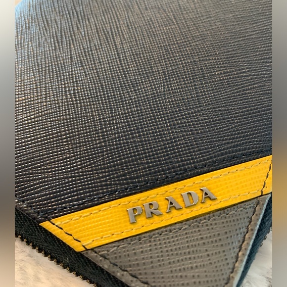 PRADA Logo Saffiano - Picture 10 of 12